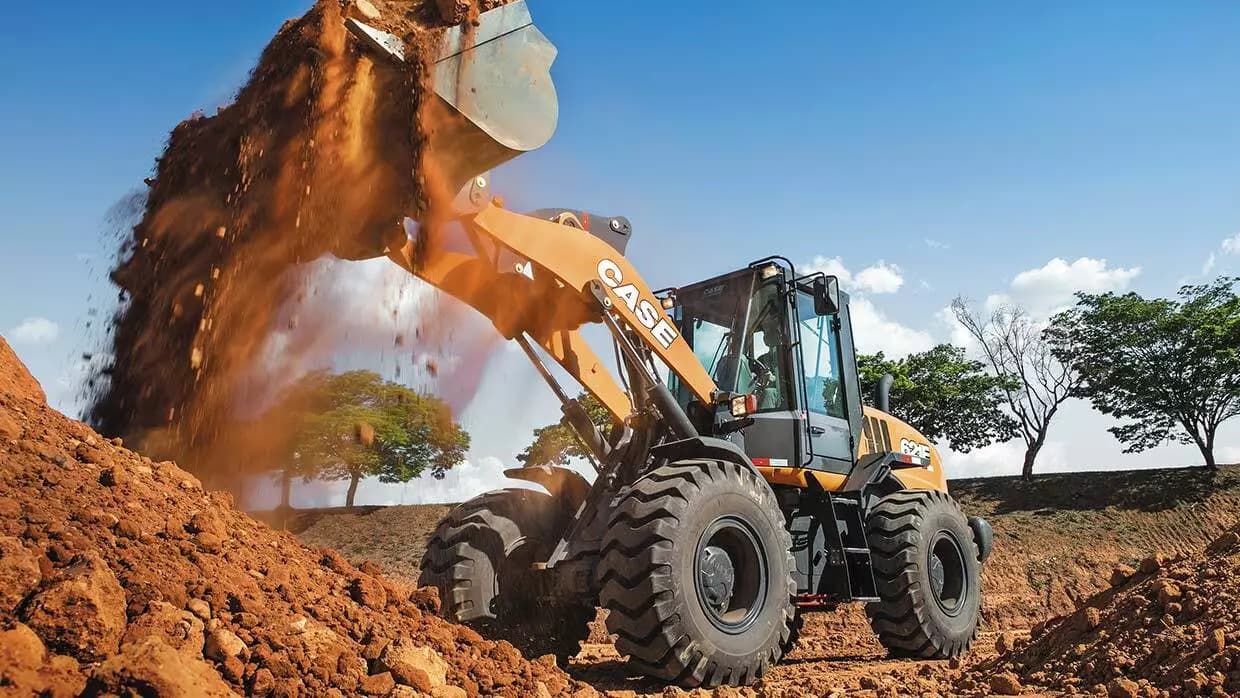 Pá carregadeira CASE 621E movimentando terra em um canteiro
